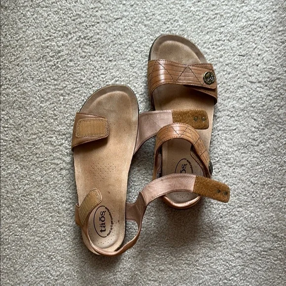 Taos tan women’s Leather Sandals - Picture 5 of 8